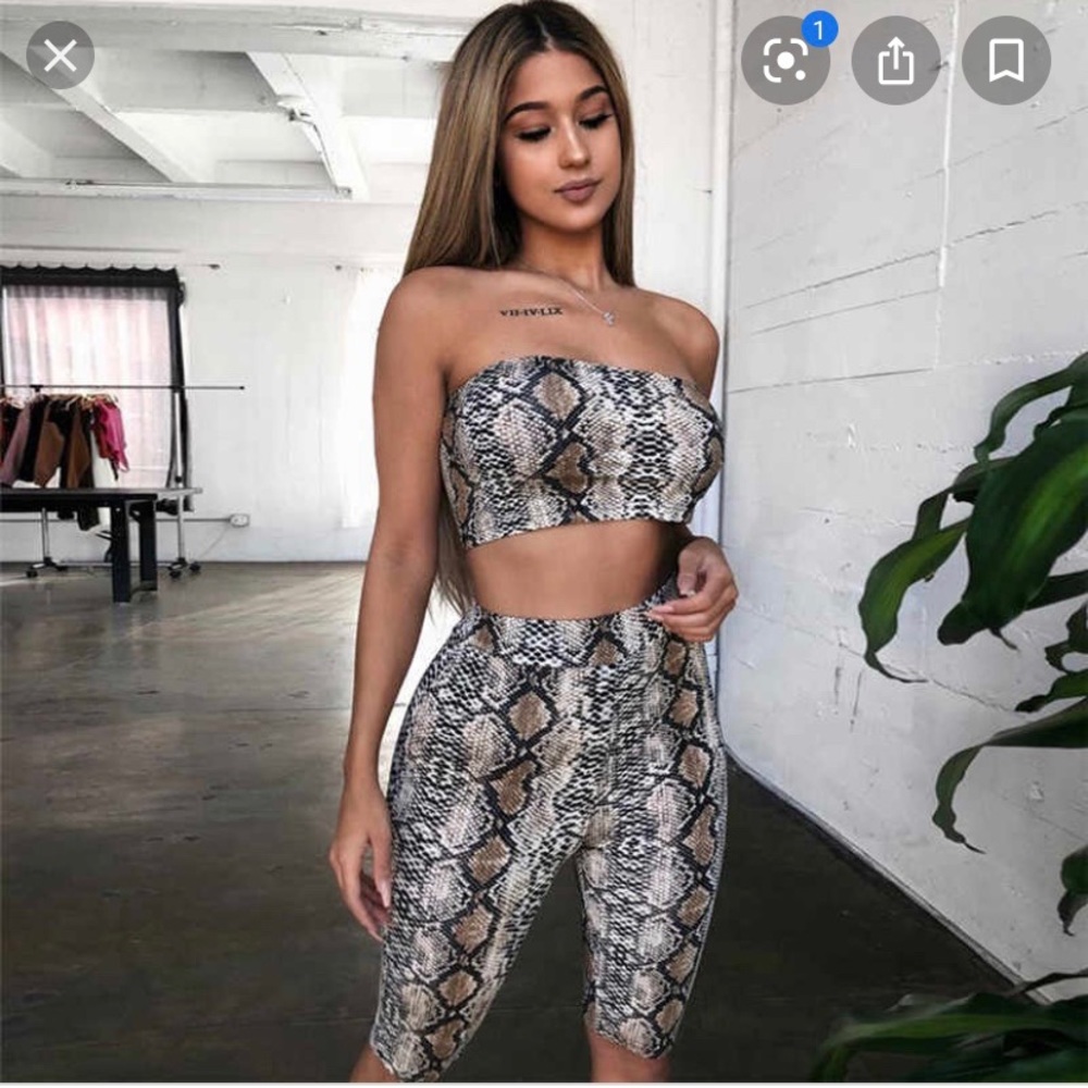 SOLD‼️Snake print two piece bike short set